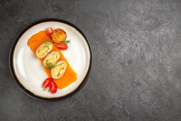 Vista dall'alto deliziose torte di patate con zucca all'interno del piatto sullo sfondo grigio forno cuocere fetta di cena piatto colorato