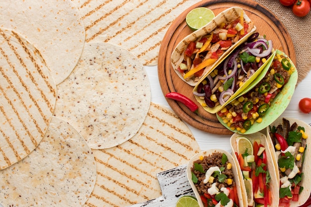 Vista dall'alto deliziose tortillas con carne e verdure