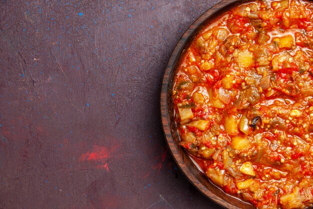 Vista dall'alto deliziose verdure cotte affettate con salsa su sfondo scuro cibo salsa zuppa pasto vegetale