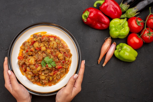 Vista dall'alto deliziose verdure cotte con verdure fresche sul cibo di salsa di salute insalata di farina di superficie grigia