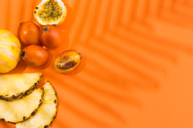 Vista dall'alto deliziosi ananas con spazio di copia