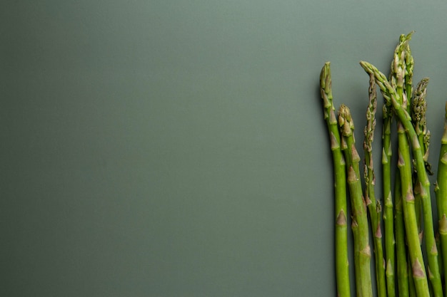 Vista dall'alto deliziosi asparagi con copia spazio