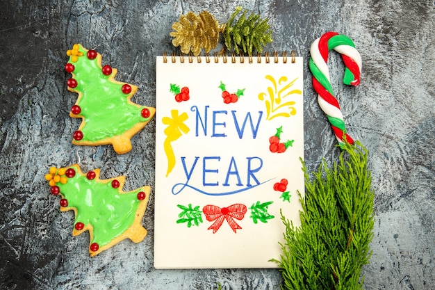 Vista dall'alto deliziosi biscotti ad albero con nota di capodanno