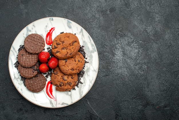 Vista dall'alto deliziosi biscotti al cioccolato per il tè all'interno del piatto