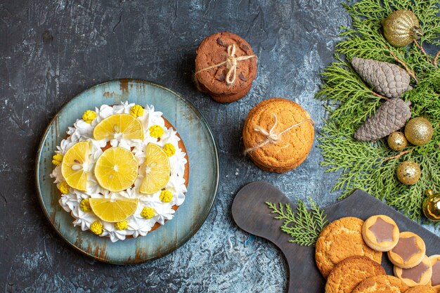 Vista dall'alto deliziosi biscotti con torta alla frutta fruit