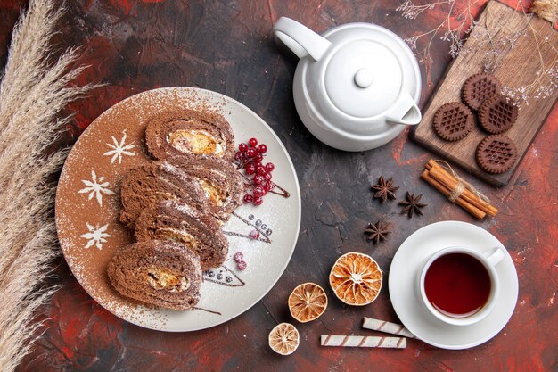 Vista dall'alto deliziosi biscotti con una tazza di tè sul tavolo scuro