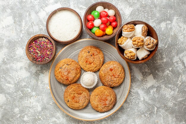 Vista dall'alto deliziosi biscotti di sabbia con caramelle su sfondo bianco