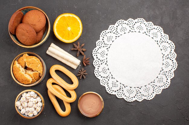 Vista dall'alto deliziosi biscotti di zucchero con cracker dolci su sfondo scuro biscotti biscotto torta di zucchero dolce dolce