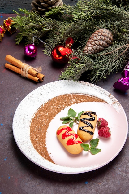 Vista dall'alto deliziosi biscotti dolci con albero di natale in uno spazio buio