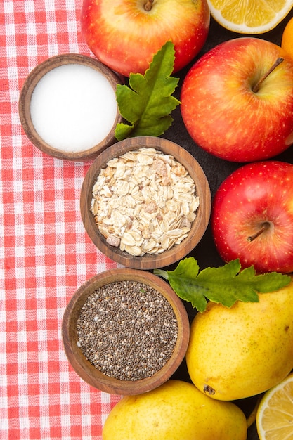 Vista dall'alto deliziosi frutti a fette all'interno del piatto con frutta fresca su un albero fotografico maturo esotico di frutta scura