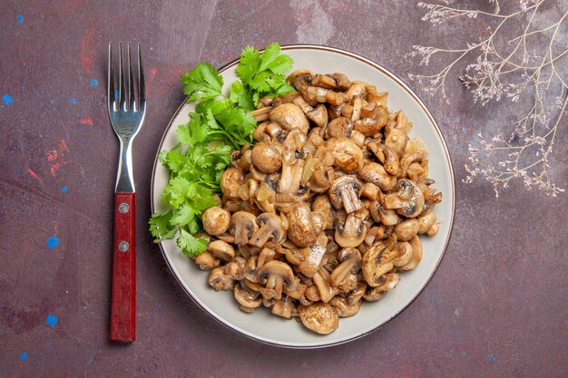 Vista dall'alto deliziosi funghi cotti con verdure su sfondo scuro cibo cena selvaggia pianta pasto