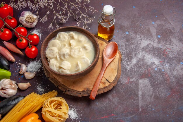 Vista dall'alto deliziosi gnocchi con diversi condimenti su impasto di salsa cena pasto di carne scura scrivania