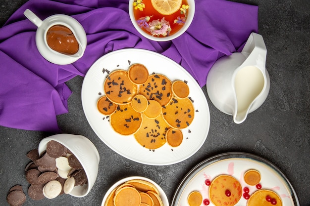 Vista dall'alto deliziosi pancake con biscotti al cioccolato al buio