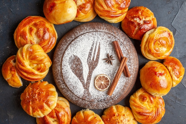 Vista dall'alto deliziosi panini dolci su sfondo scuro