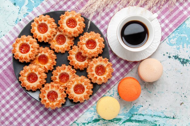 Vista dall'alto deliziosi piccoli biscotti con macarons francesi e caffè sulla scrivania blu biscotto biscotto dolce zucchero colore tè