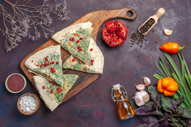 Vista dall'alto deliziosi qutab cotti pezzi di pasta con verdure sulla superficie scura grasso calorico piatto da cucina pasto di pasta