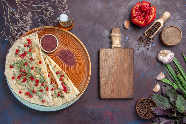 Vista dall'alto deliziosi qutab cotti pezzi di pasta con verdure sulla superficie scura piatto grasso calorico cottura pasta pasto