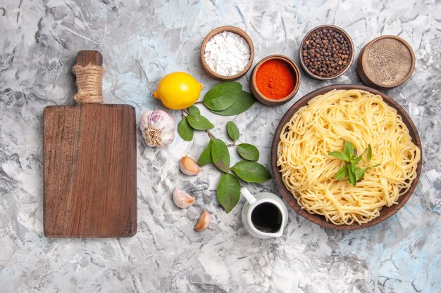 Vista dall'alto deliziosi spaghetti con condimenti su pasta bianca per cena da tavola