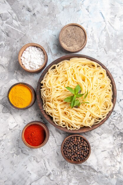 Vista dall'alto deliziosi spaghetti con condimenti su pasta bianca per piatti di pasta da tavola