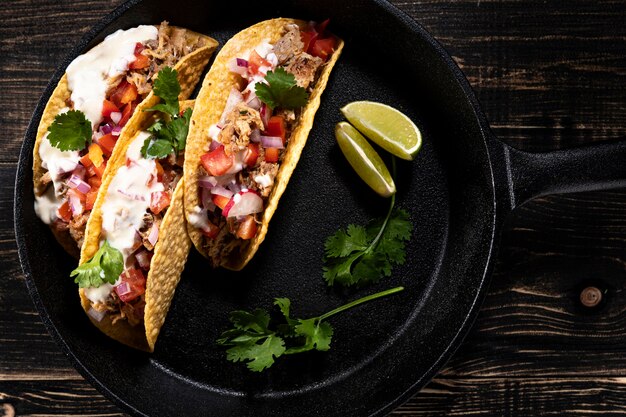 Vista dall'alto deliziosi tacos con carne