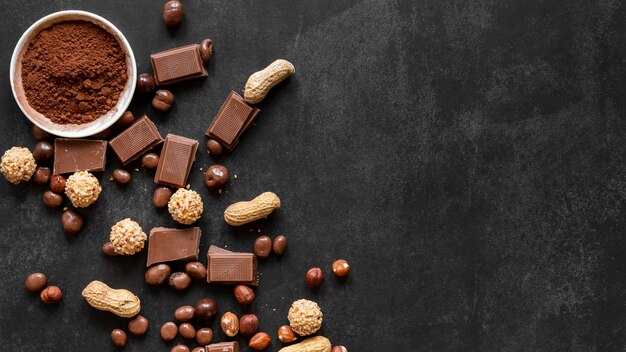 Vista dall'alto delizioso assortimento di cioccolato con spazio di copia