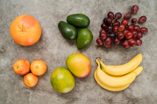 Vista dall'alto delizioso assortimento di frutta sul tavolo