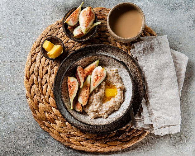 Vista dall'alto delizioso assortimento di pasti per la colazione