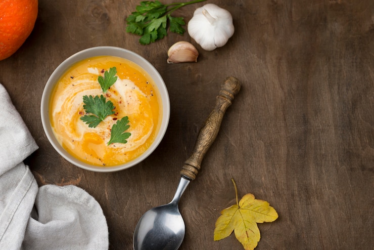 Foto gratuito vista dall'alto delizioso assortimento di zuppe con copia spazio