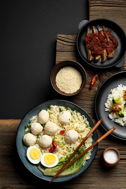 Vista dall'alto delizioso bakso indonesiano