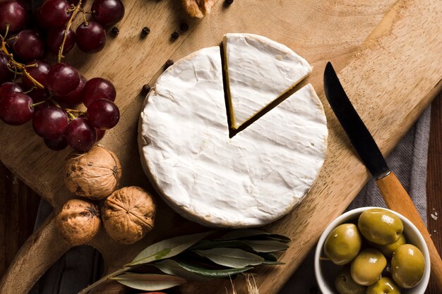 Vista dall'alto delizioso buffet con formaggio su tavola di legno