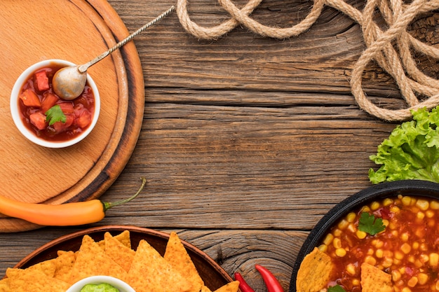 Vista dall'alto delizioso cibo messicano con nachos