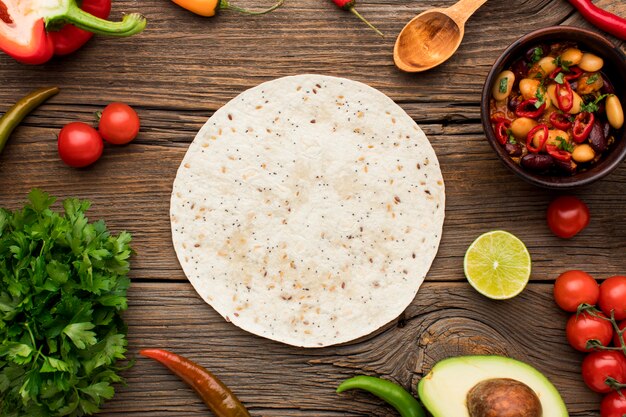 Vista dall'alto delizioso cibo messicano pronto per essere servito