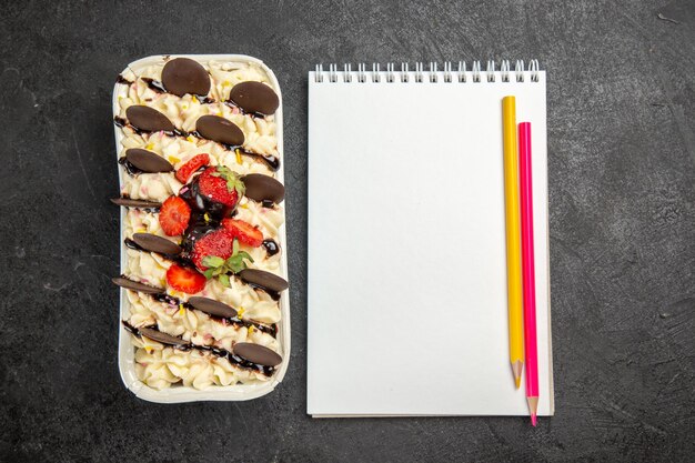 Vista dall'alto delizioso dessert con biscotti al cioccolato e fragole su sfondo scuro biscotto alla frutta dolce biscotto alla frutta zucchero