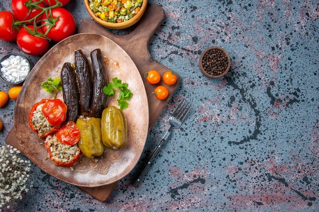 vista dall'alto delizioso dolma vegetale con insalata e pomodori, cibo salutare cena colore piatto pasto cucina