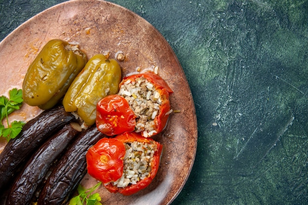 vista dall'alto delizioso dolma vegetale farcito con carne macinata, cucina pasto salutare piatto cena colore