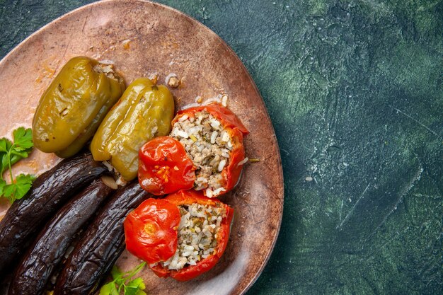 vista dall'alto delizioso dolma vegetale farcito con carne macinata, cucina pasto salutare piatto cena colore