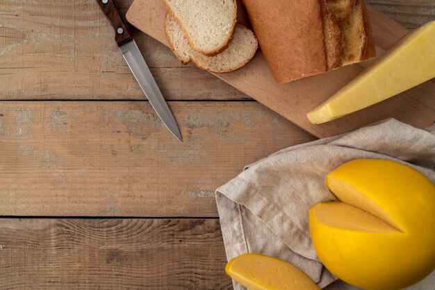 Vista dall'alto delizioso formaggio con pane e un coltello