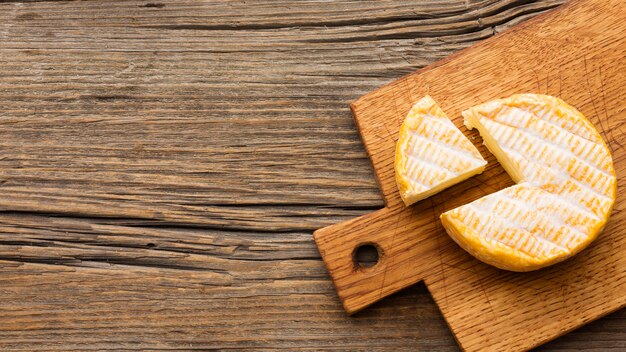 Vista dall'alto delizioso formaggio con spazio di copia