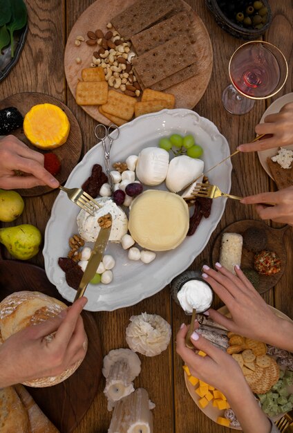 Vista dall'alto delizioso formaggio fresco sul tavolo