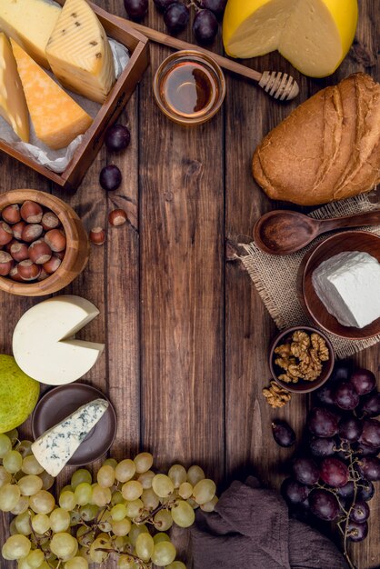 Vista dall'alto delizioso formaggio gourmet con pane e uva