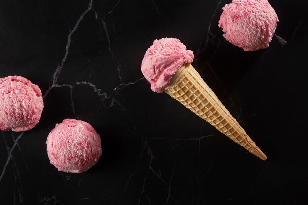 Vista dall'alto delizioso gelato rosa ancora in vita