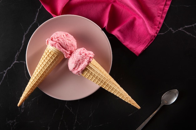 Vista dall'alto delizioso gelato rosa ancora in vita