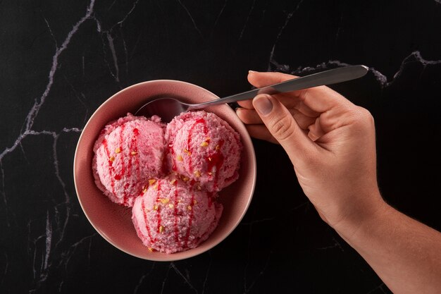 Vista dall'alto delizioso gelato rosa ancora in vita