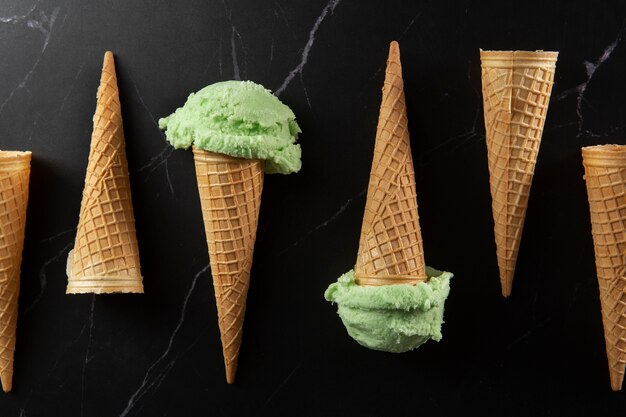 Vista dall'alto delizioso gelato verde ancora in vita