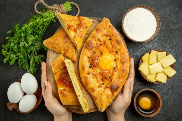 Vista dall'alto delizioso pane all'uovo cotto a fette con formaggio e farina sullo spazio grigio