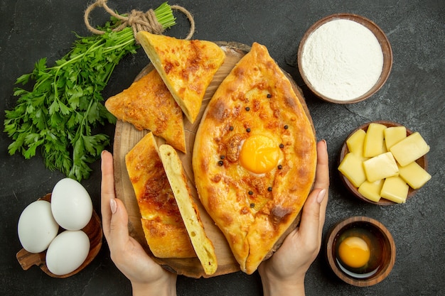 Vista dall'alto delizioso pane all'uovo cotto a fette con formaggio e farina sullo spazio grigio