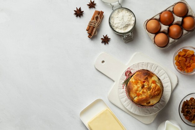 Vista dall'alto delizioso panettone e ingredienti