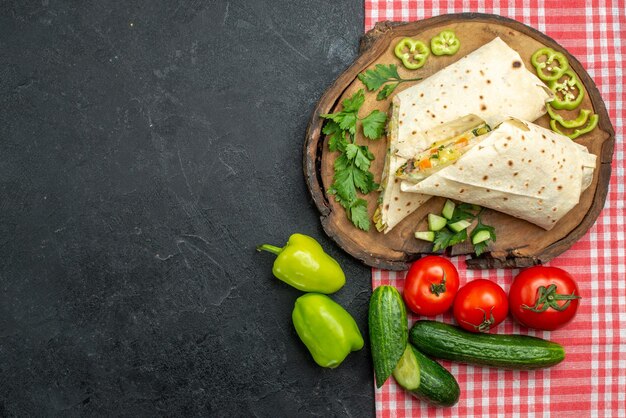 Vista dall'alto delizioso panino con insalata shaurma affettato con verdure fresche sulla superficie grigia hamburger panino con insalata pita pasto