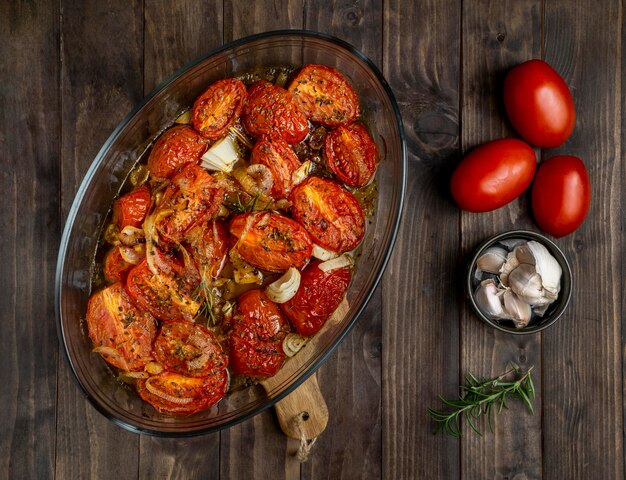 Vista dall'alto delizioso pasto con pomodori