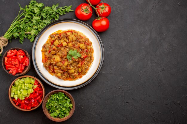 Vista dall'alto delizioso pasto di verdure affettato piatto cucinato all'interno del piatto sul grigio scrivania pasto cena cibo salsa zuppa di verdure